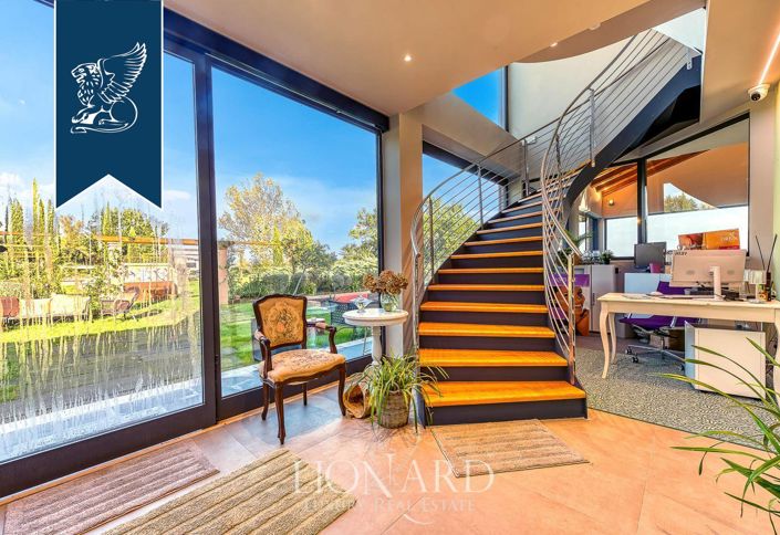 Image No.211-18 Bed Farmhouse for sale