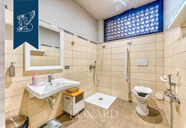 Image No.214-18 Bed Farmhouse for sale