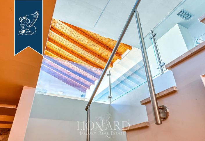 Image No.219-18 Bed Farmhouse for sale