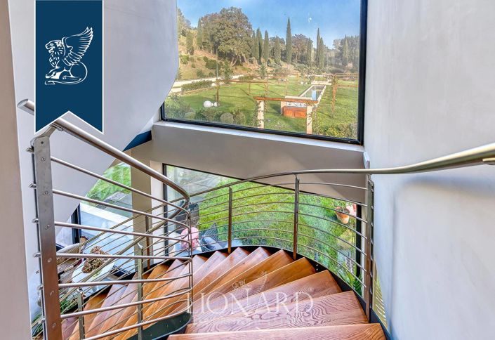 Image No.220-18 Bed Farmhouse for sale