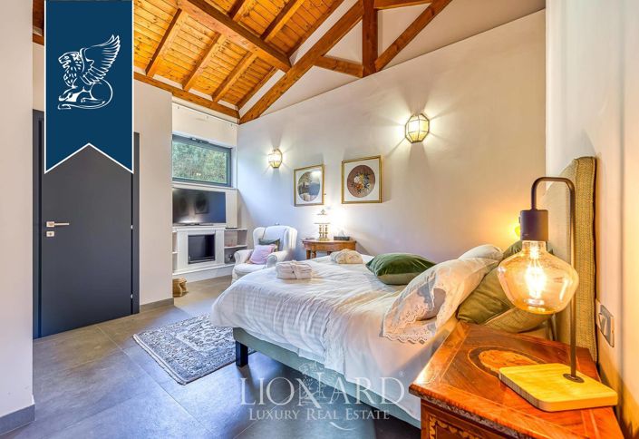 Image No.226-18 Bed Farmhouse for sale