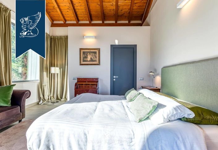 Image No.232-18 Bed Farmhouse for sale