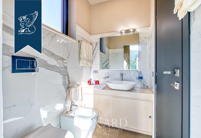 Image No.233-18 Bed Farmhouse for sale