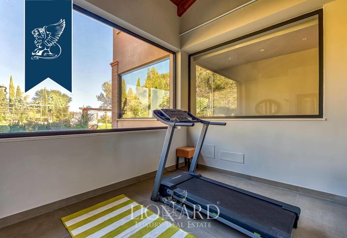 Image No.239-18 Bed Farmhouse for sale