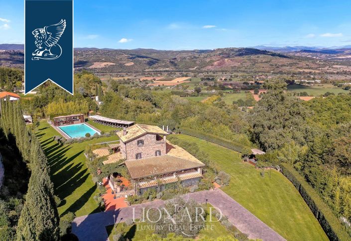 Image No.67-18 Bed Farmhouse for sale