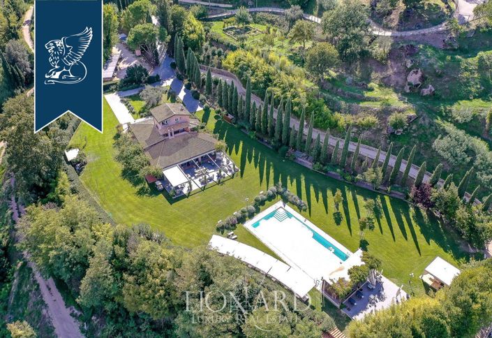 Image No.72-18 Bed Farmhouse for sale