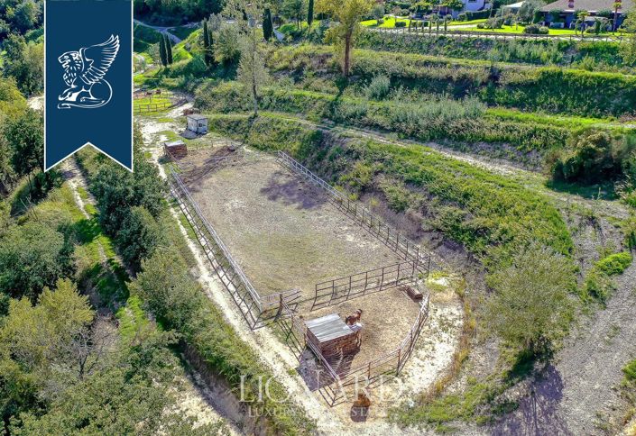 Image No.77-18 Bed Farmhouse for sale