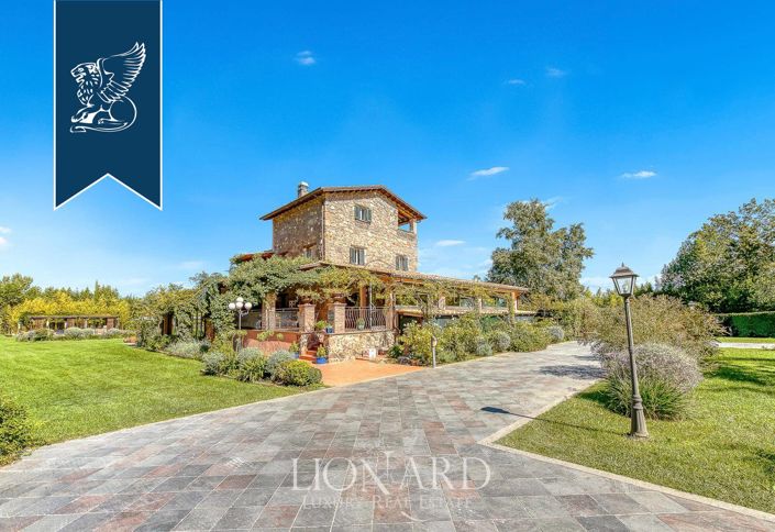 Image No.89-18 Bed Farmhouse for sale