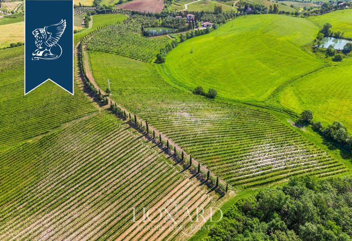 Image No.2-6 Bed Farmhouse for sale