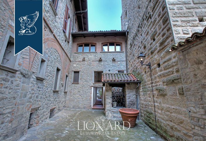 Image No.10-7 Bed Property for sale