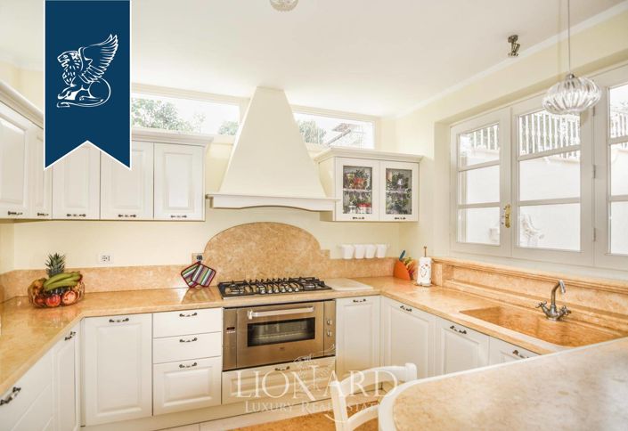 Image No.8-7 Bed Villa for sale