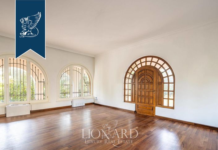 Image No.11-8 Bed Villa for sale