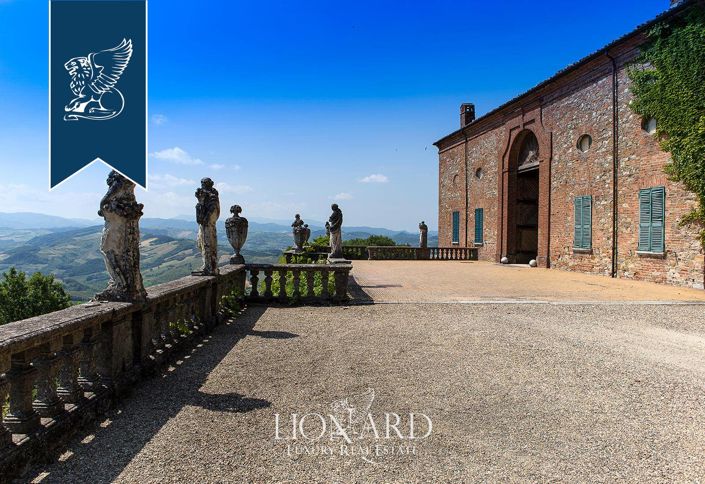 Image No.18-55 Bed Property for sale