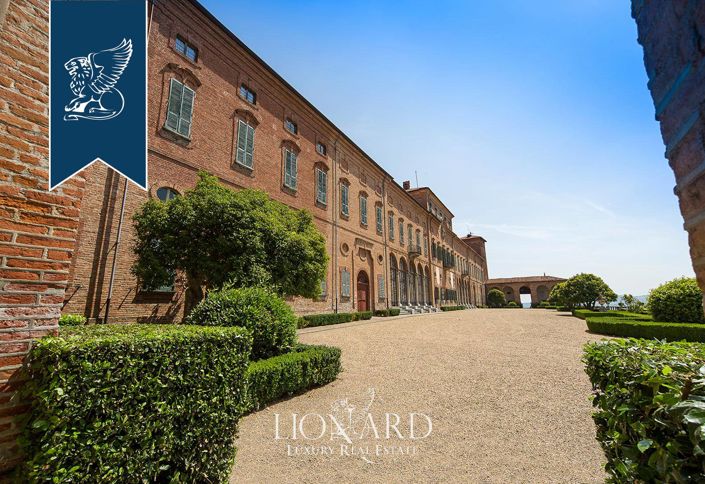 Image No.30-55 Bed Property for sale