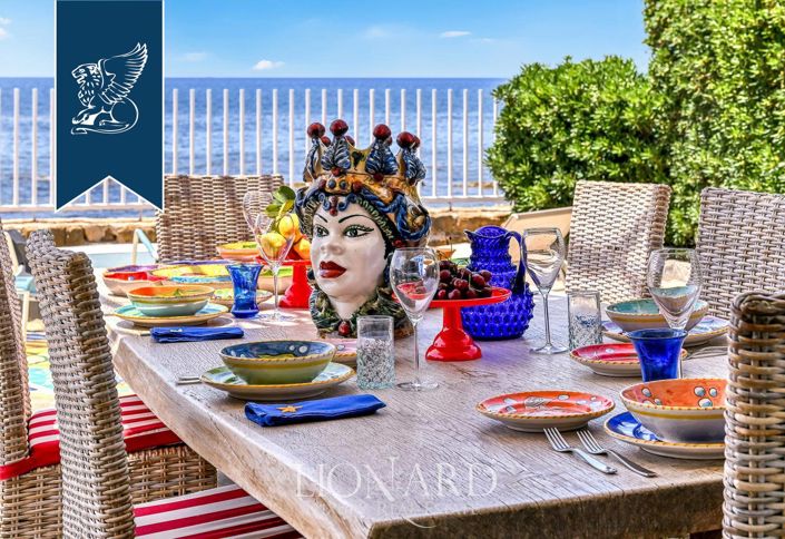 Image No.11-9 Bed Villa for sale