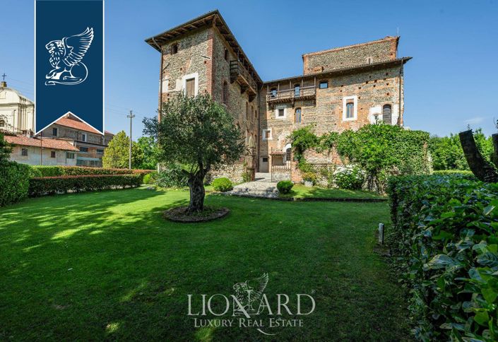 Image No.1-6 Bed Property for sale