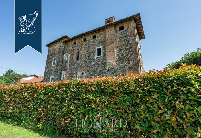 Image No.18-6 Bed Property for sale