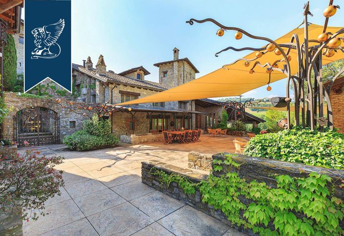 Image No.18-10 Bed Property for sale