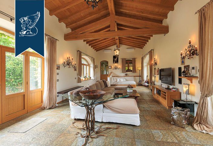 Image No.28-10 Bed Property for sale