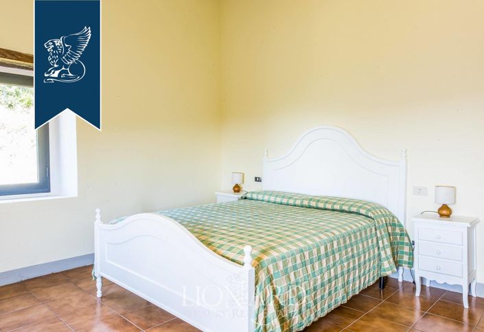 Image No.37-35 Bed Farmhouse for sale