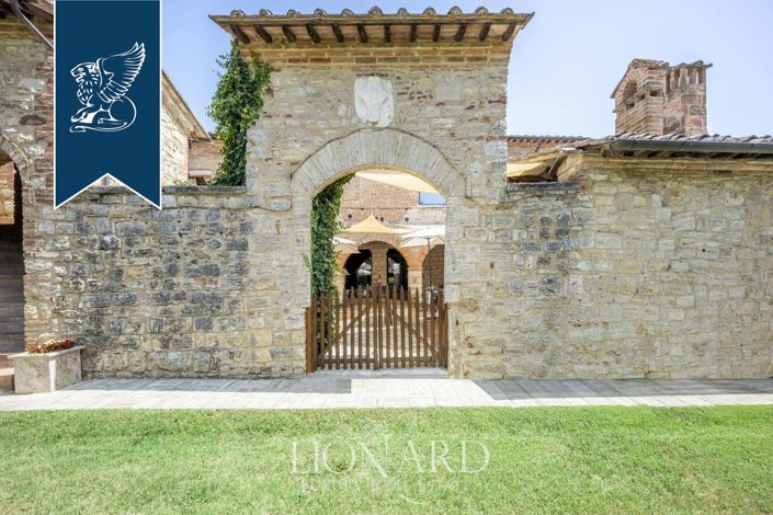 Image No.7-10 Bed Farmhouse for sale