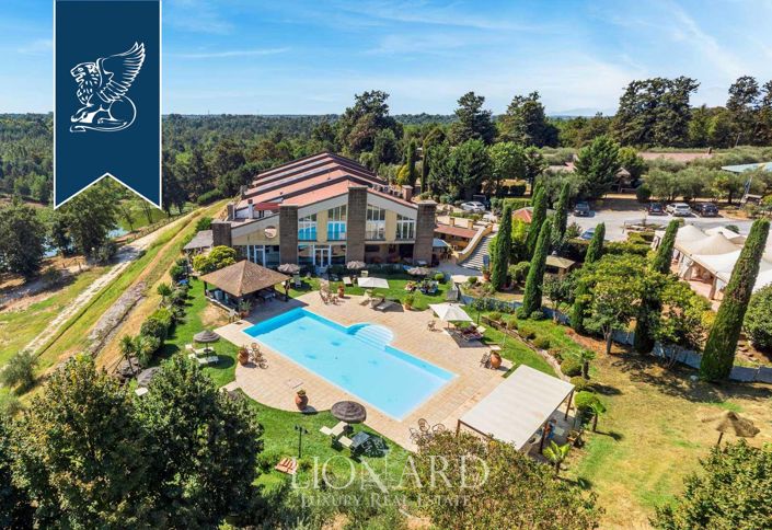 Image No.2-20 Bed Farmhouse for sale