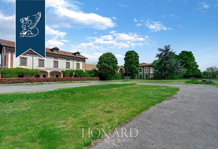 Image No.25-20 Bed Villa for sale