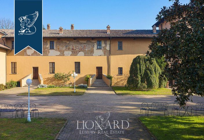 Image No.11-10 Bed Property for sale