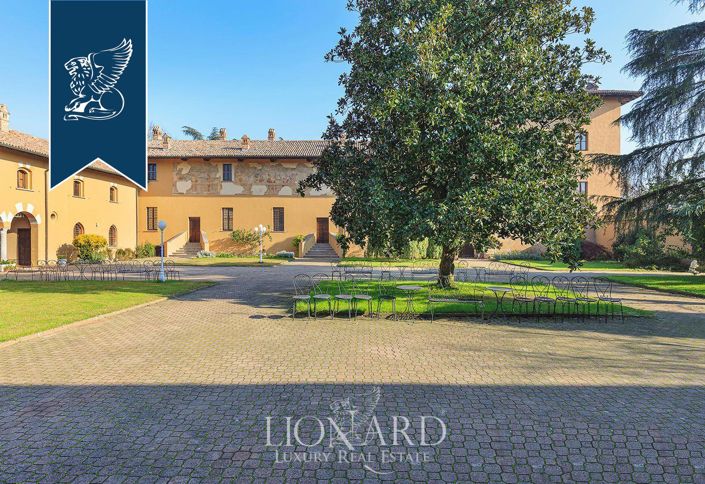 Image No.17-10 Bed Property for sale