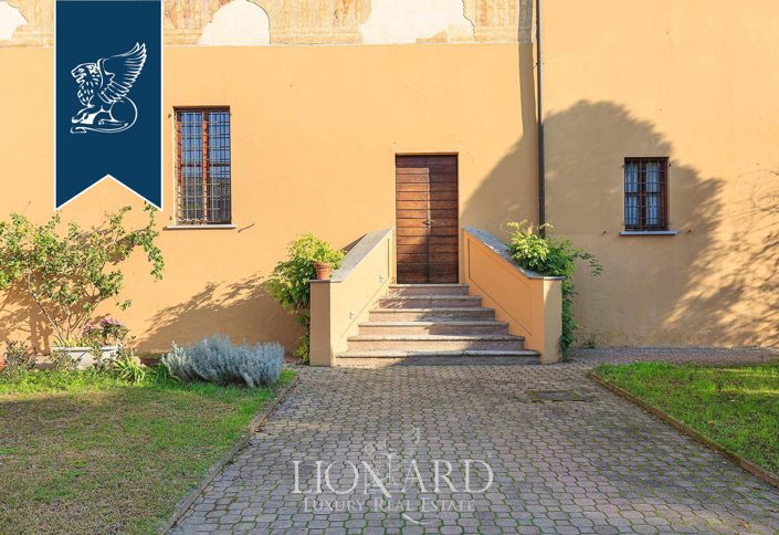 Image No.20-10 Bed Property for sale