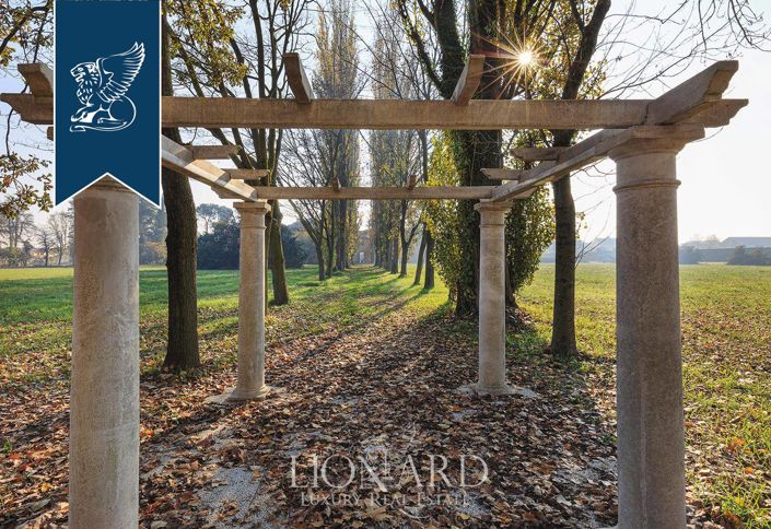 Image No.22-10 Bed Property for sale