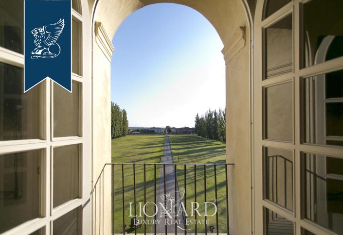 Image No.66-30 Bed Villa for sale