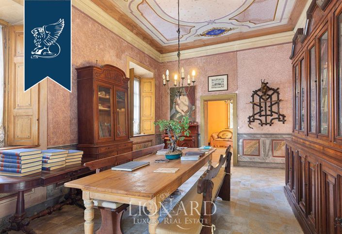 Image No.15-10 Bed Property for sale