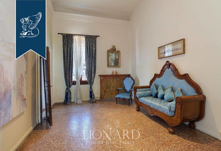 Image No.20-6 Bed Property for sale