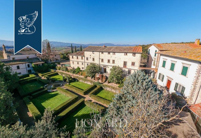 Image No.4-50 Bed Farmhouse for sale