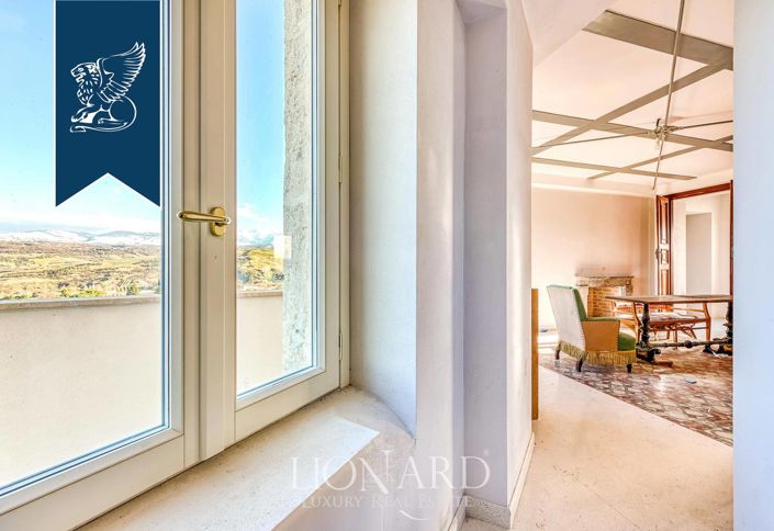 Image No.12-10 Bed Property for sale