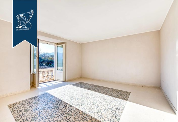 Image No.13-10 Bed Property for sale