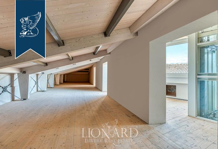 Image No.14-10 Bed Property for sale