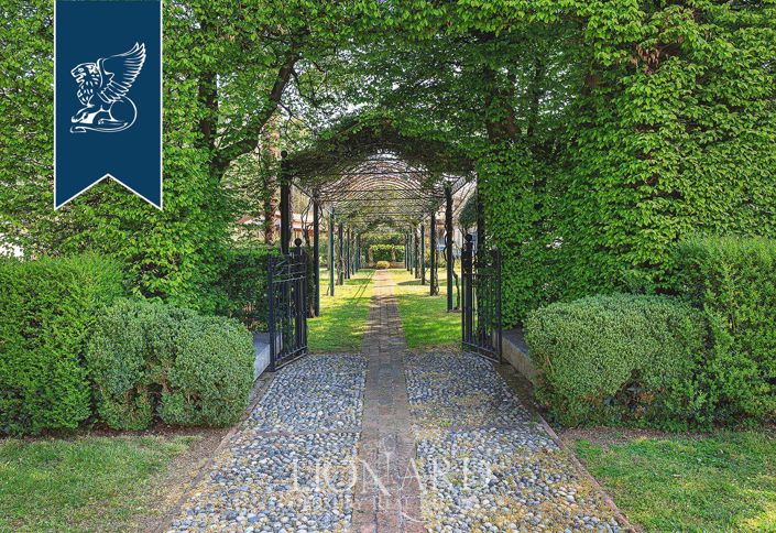 Image No.8-9 Bed Villa for sale