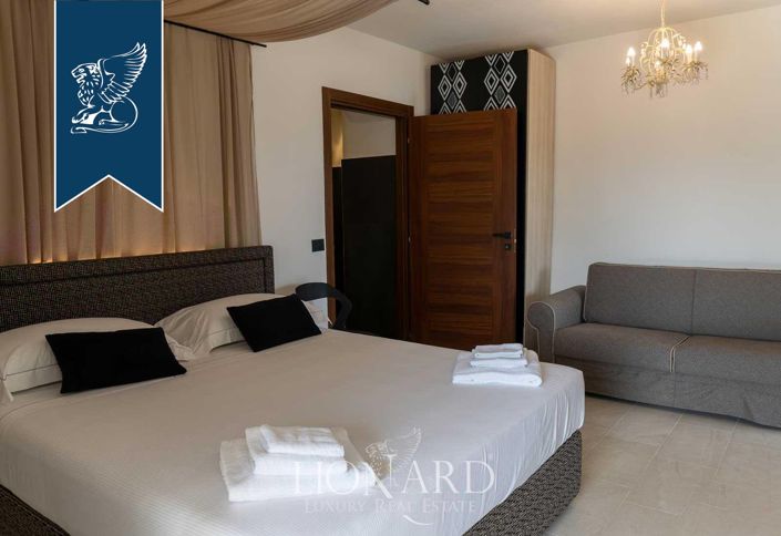 Image No.15-14 Bed Villa for sale