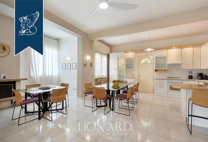 Image No.10-8 Bed Villa for sale