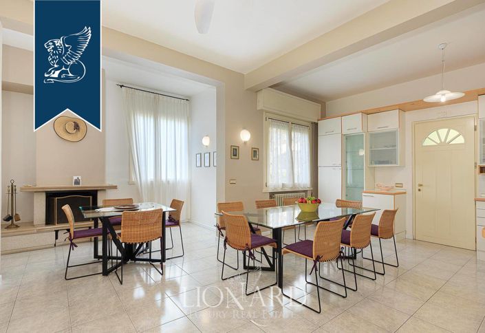 Image No.11-8 Bed Villa for sale