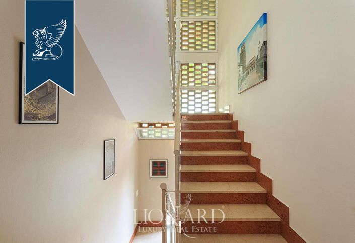 Image No.15-8 Bed Villa for sale