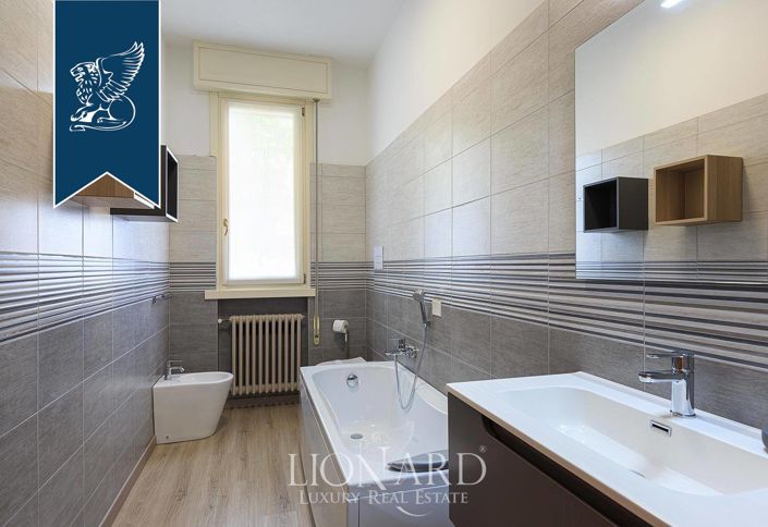 Image No.18-8 Bed Villa for sale