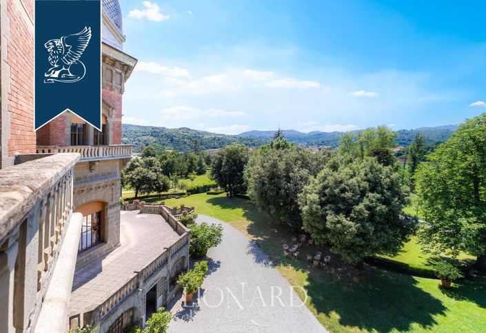 Image No.18-10 Bed Property for sale