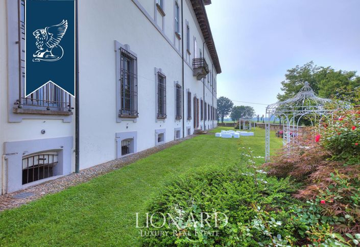 Image No.14-20 Bed Property for sale