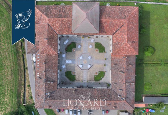 Image No.40-20 Bed Property for sale