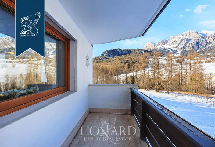 Image No.10-8 Bed Villa for sale