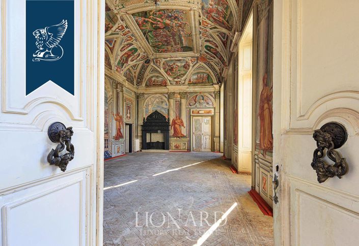 Image No.8-20 Bed Villa for sale