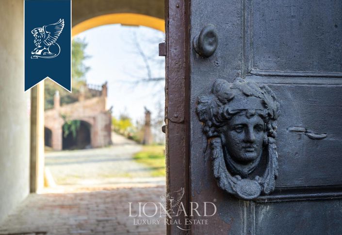 Image No.15-10 Bed Property for sale